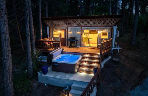 Oakhurst House | Tiny home with spa/firepit/and more