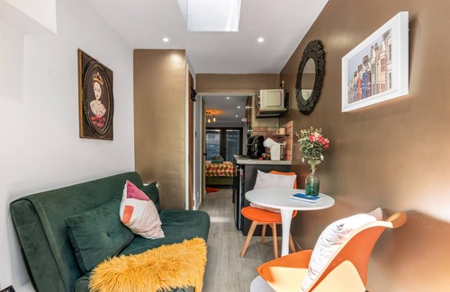 Brighton City Centre Cabin | Tiny House, Brighton with Parking
