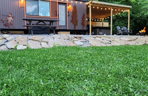 Bentonville Cabin | Tiny house on Ohio River cozy, relaxing, peaceful, fishing, kayaking, w/hot tub