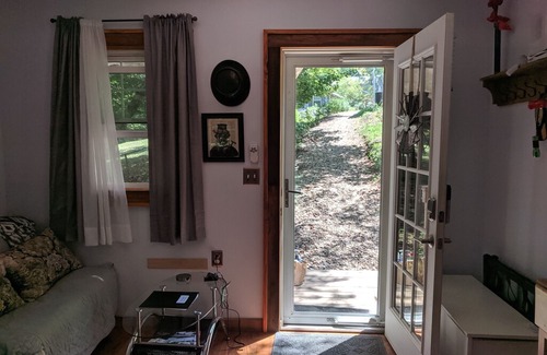 Woodfin House | Tiny House @ Springbrook Woods; 10mins to Downtown