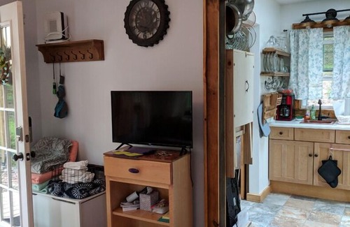 Woodfin House | Tiny House @ Springbrook Woods; 10mins to Downtown