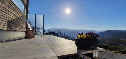 Voss House | Tiny mountain cabin with a panoramic view