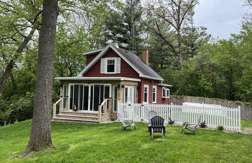 Delavan Lake Cottage | Tiny Red House near Lake Delavan