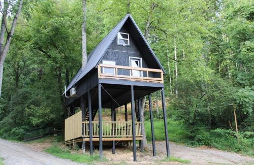 Jonesville House | Tiny Treehouse Escape with Wi-Fi and Mountain Views
