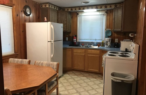 Brethren House | Tippy Dam a few miles away. Super clean and spacious.