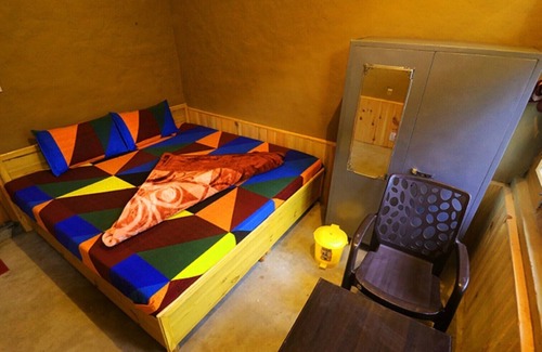 Gushaini House | TIRTHAN HILL TOP Deluxe Room A
