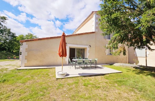 Chateauneuf-sur-Charente House | To the sound of water, garden side