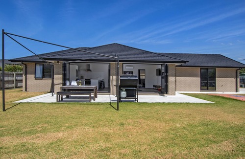 One Tree Point Cabin | To The Point - One Tree Point Holiday Home
