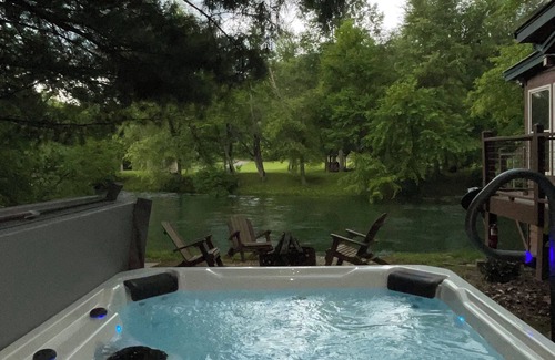Mineral Bluff Cabin | Toccoa Riverside Cabin: Pet-Friendly, Hot Tub, Firepit & Prime Fishing Retreat