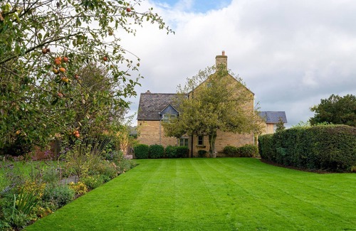 Todenham Cottage | Todenham Farmhouse - Pet friendly on a working farm