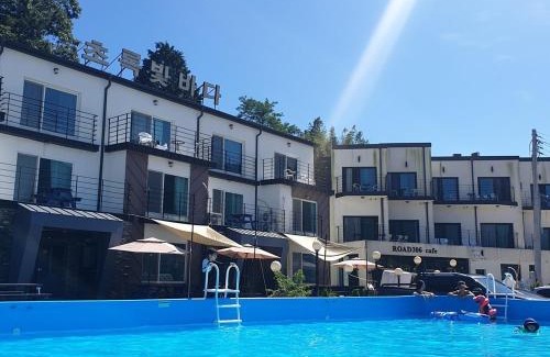 Iun House | Tongyeong Chorokbit Bada Pension