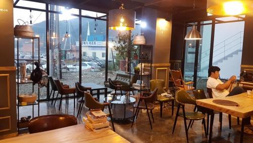 Iun House | Tongyeong Chorokbit Bada Pension