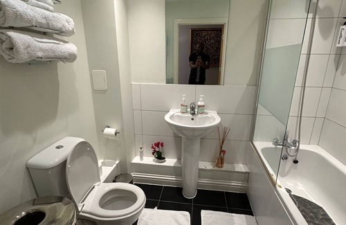 Burnt Oak Apartment | Tony's Court is a beautifully furnished 2 bedrooms apartment with 1 ensuite room