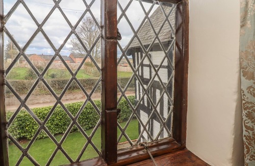 Felton House | TOP FARM HOUSE, family friendly, character holiday cottage in Knockin