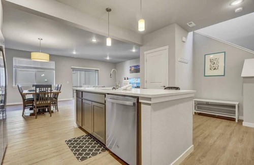 Stetson Hills House | Top Flight! Modern AC Fast WiFi Patio Garage