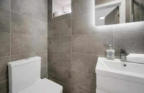 Cathays Apartment | Top Floor Apt - Central & Stylish - Free Wifi