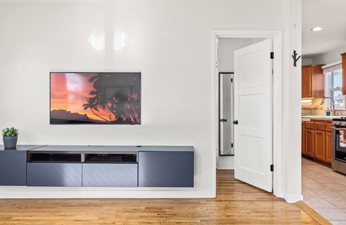 Zaferia Apartment | Top Floor Apt w/ Desk Space , 1-BR w/ Work Area and Full Kitchen