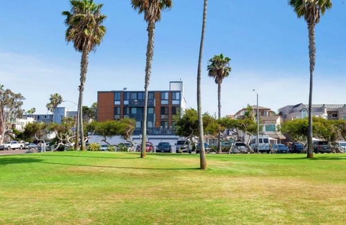 South Mission Beach Condo | Top Floor Corner Unit Steps to Ocean or Bay !