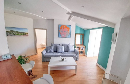 Centre Ville-Gare Apartment | Top Floor Flat - 1 bed Room - Central
