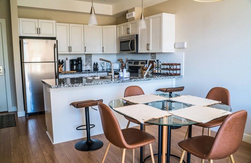 Shannon Lake Condo | Top floor!Mission Hill and lake view. Gym,pool,sauna,and more! Mins to the lake