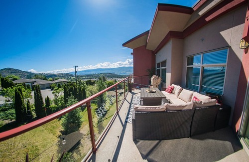 Shannon Lake Condo | Top floor!Mission Hill and lake view. Gym,pool,sauna,and more! Mins to the lake