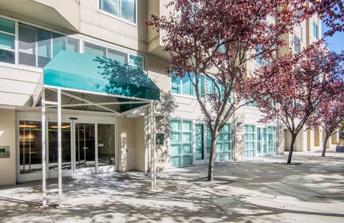 North Beach Apartment | Top Floor Telegraph Hill 1BR, Gym, near Coit Tower & Pier 39 by Blueground