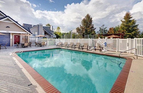 Lynnwood House | Top Hotel in WA Near Alderwood Mall with Kitchens