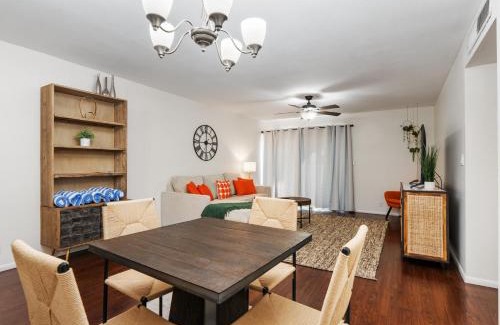 South Scottsdale House | Top-notch 2br Spacious Condo With Shared Pool