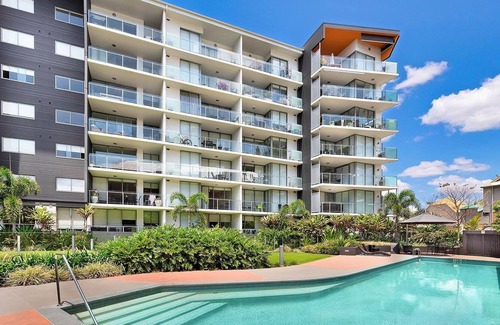 Kangaroo Point Apartment | Tope Floor Two Bedroom Unit with Wifi & Parking