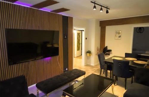 Gamle Oslo Apartment | Topsetasje-leil Helsfyr ink blk