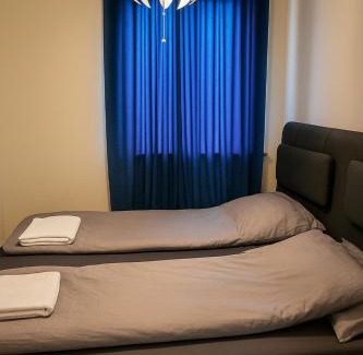 Gamle Oslo Apartment | Topsetasje-leil Helsfyr ink blk