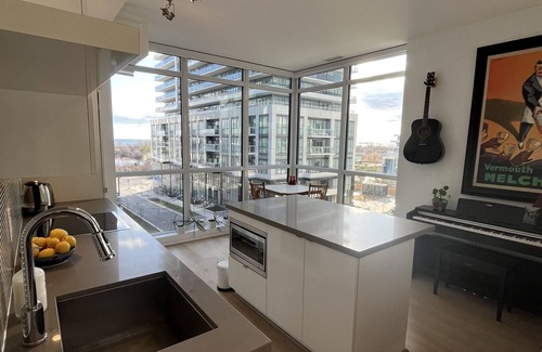 Humber Bay Shores Apartment | Toronto Getaway! 2bed 2bath Lake at your door