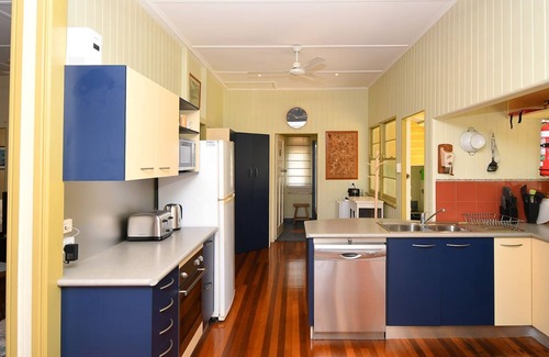Torquay House | Torquay Treasure - Located in beautiful Hervey Bay less than 100m walk to the beach