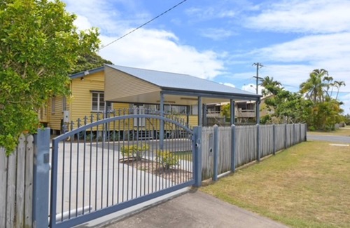 Torquay House | Torquay Treasure - Located in beautiful Hervey Bay less than 100m walk to the beach