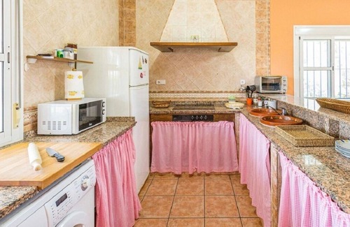 Los Palacios y Villafranca Ski Chalet | Tourist accommodation. 3 bedrooms. Pool and garden. The Palaces, Seville