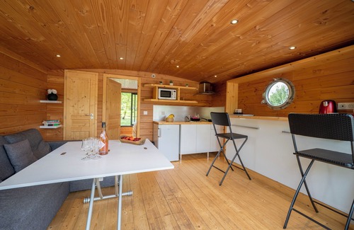 Chassenard Boat Rental | Toue Cabanées for Group
