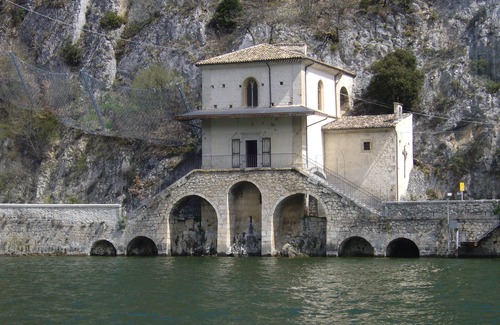 Scanno House | Town house with a terrace and fire place in Scanno.