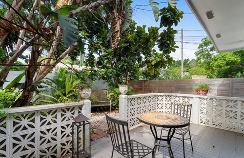 College Park House | Townhome w Big Balcony and Workspace - Perfect for Work and Student Travelers