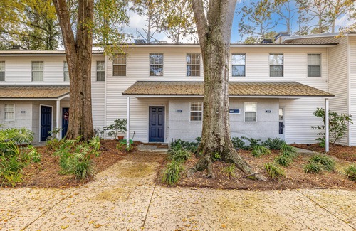 Saint Simons Heights House | Townhome with pool and gym access!