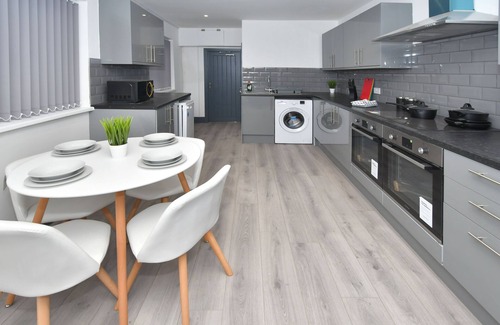 Hanley House | Townhouse @ 24 Brunswick Place Stoke - SUPERIOR DOUBLE ENSUITE WITH TV
