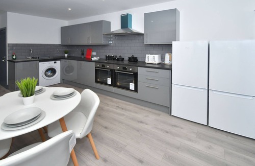 Hanley House | Townhouse @ 24 Brunswick Place Stoke - SUPERIOR DOUBLE ENSUITE WITH TV