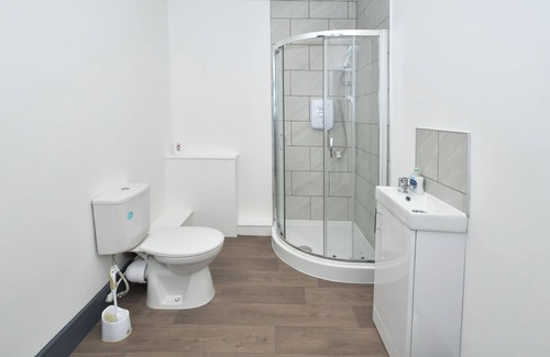 Hanley House | Townhouse @ 24 Brunswick Place Stoke - SUPERIOR DOUBLE ENSUITE WITH TV