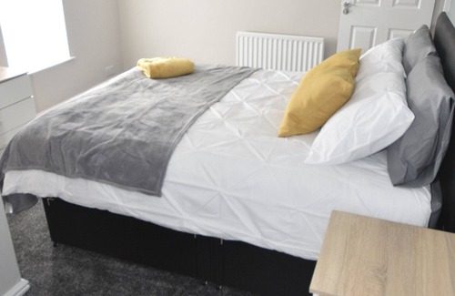 Stoke-on-Trent House | Townhouse @ 32 Penkhull New Road Stoke - Ensuite