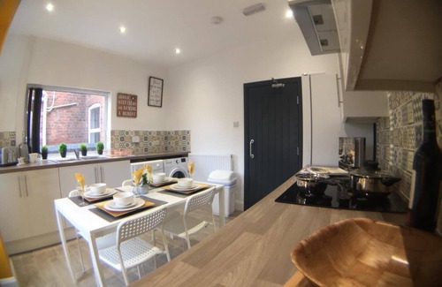 Crewe House | Townhouse @ 87 Walthall Street Crewe - Double Ensuite
