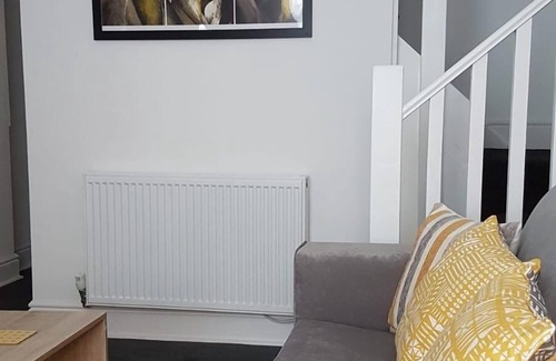 Stoke-on-Trent House | Townhouse @ Birches Head Road Stoke - 4 Bed House
