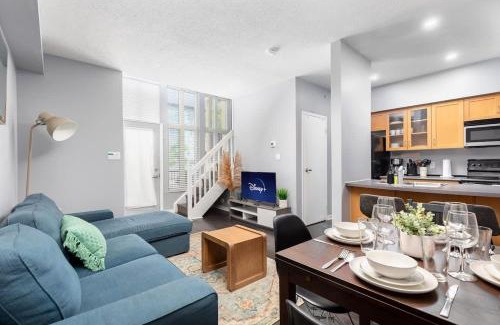 King West Village Apartment | Townhouse Condo Loft for 4 - 2 Beds