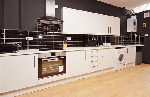 Crewe Apartment | Townhouse PLUS @ 301 West Street - Superior Studio With TV