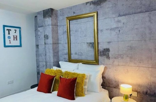 Hanley House | Townhouse PLUS @ Lower Beth St Stoke - Superior Studio With TV