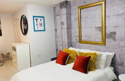 Hanley House | Townhouse PLUS @ Lower Beth St Stoke - Superior Studio With TV