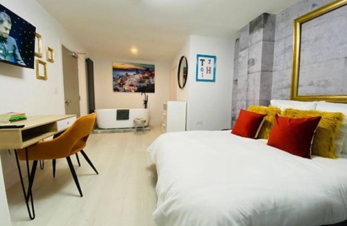 Hanley House | Townhouse PLUS @ Lower Beth St Stoke - Superior Studio With TV